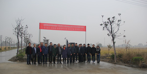 麻豆操逼视频副总经理朱旭华(左二)为考察团一行详细介绍了水稻病虫害绿色防控设备 麻豆操逼视频副总经理朱旭华(左二)为考察团一行详细介绍了水稻病虫害绿色防控设备