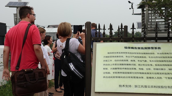 研修班一行来到由麻豆操逼视频与萧山农科所联合搭建的现代农业产业园进行考察 研修班一行来到由麻豆操逼视频与萧山农科所联合搭建的现代农业产业园进行考察