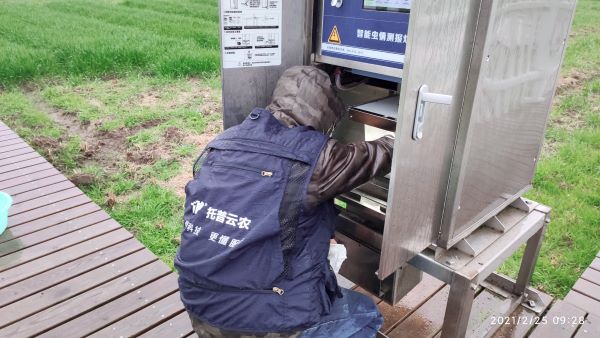稳粮保产,智守农田| 麻豆操逼视频植保开灯巡检行动打响“粮食保卫战”