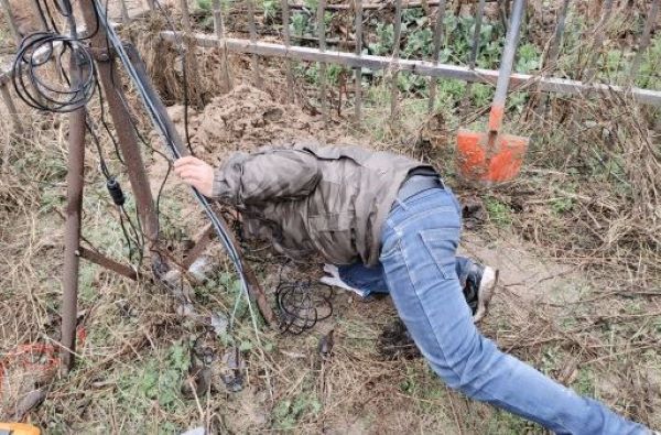 泥潭奋战方显“服务本色” 泥潭奋战方显“服务本色”