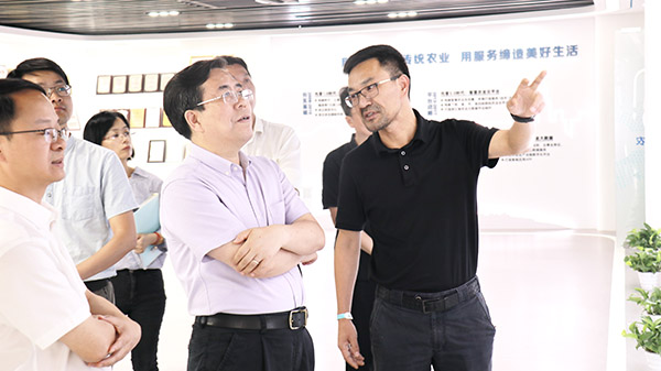 应义斌教授一行参观麻豆操逼视频数字三农展厅 应义斌教授一行参观麻豆操逼视频数字三农展厅